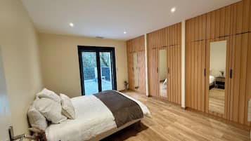 Tabla de planchar con plancha, wifi y ropa de cama