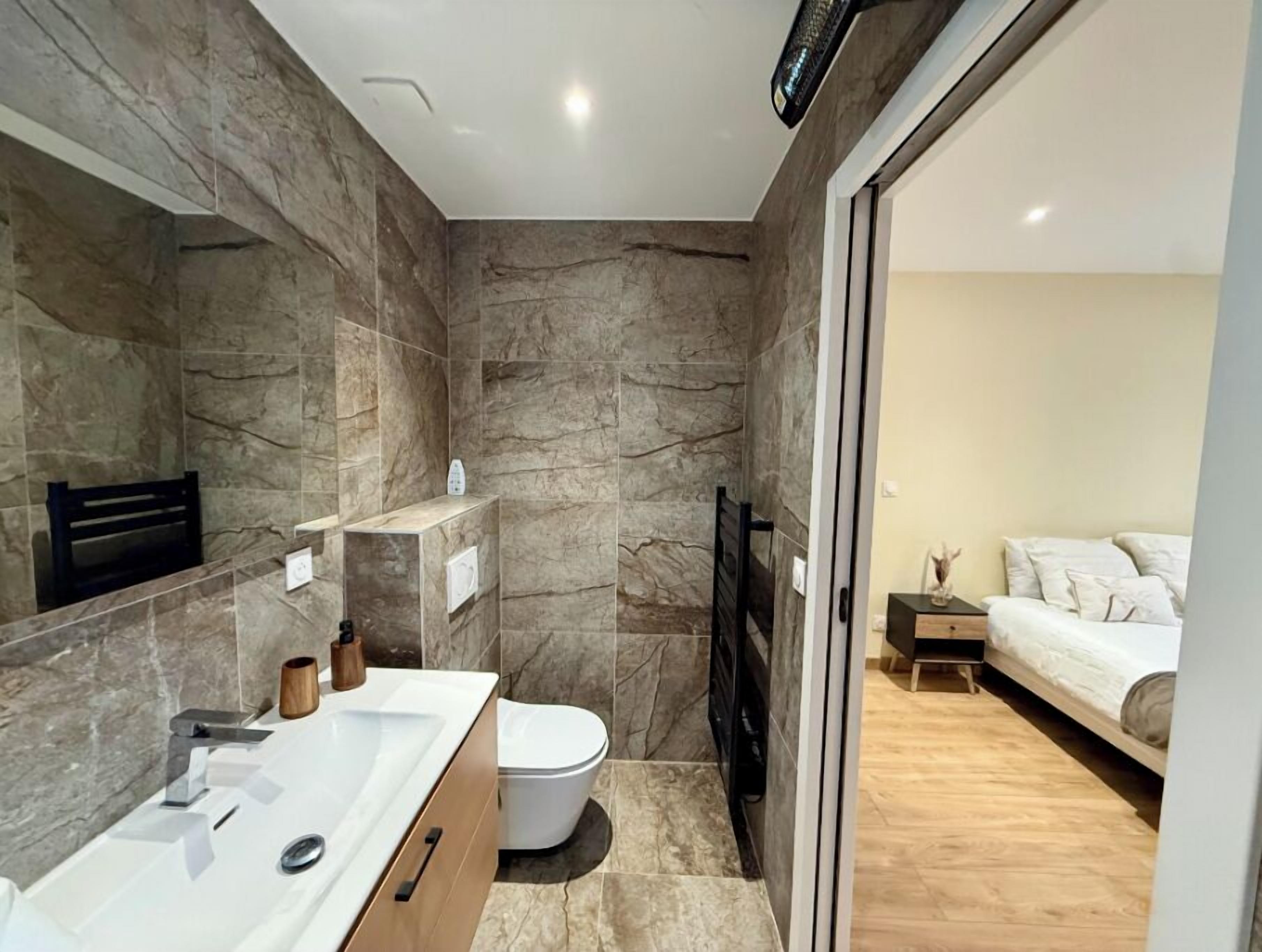 淋浴设施、吹风机、毛巾、肥皂