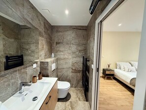 تجهيزات دش، مجففات شعر، مناشف، صابون