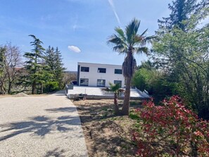 المنطقة المحيطة بالمنشأة