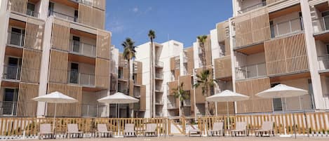 Una piscina al aire libre de temporada