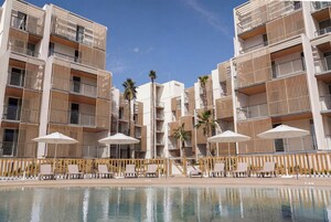 Una piscina al aire libre de temporada