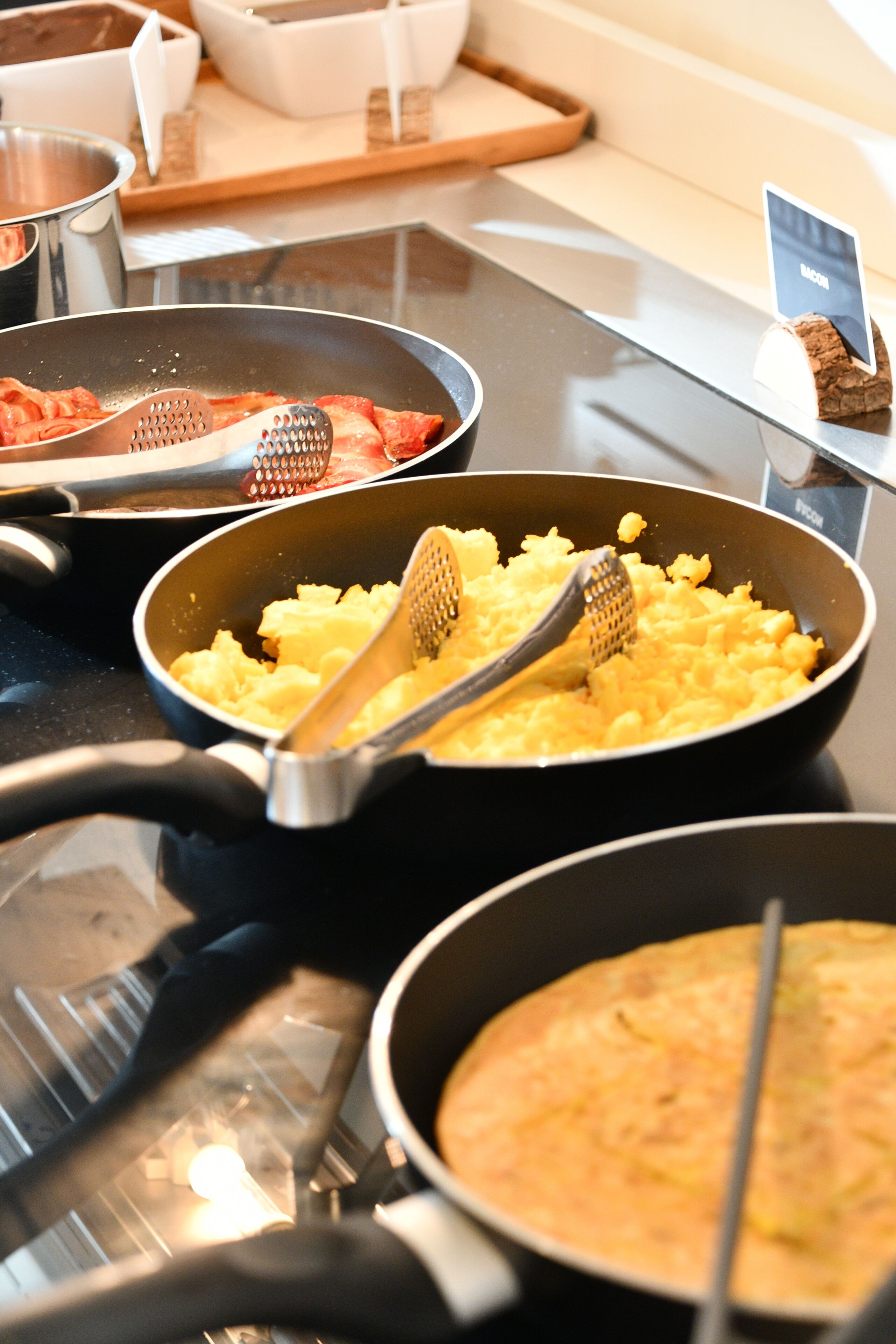 Un plan de travail de cuisine avec divers ustensiles et casseroles.