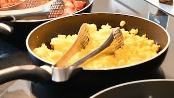 Un plan de travail de cuisine avec divers ustensiles et casseroles.