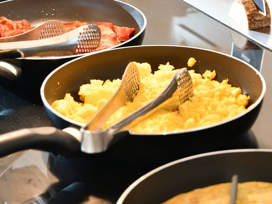 Un plan de travail de cuisine avec divers ustensiles et casseroles.