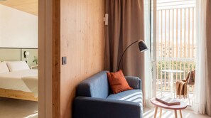 Apartamento família | Escrivaninha, espaço de trabalho para notebook, cortinas blackout