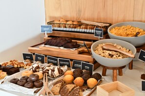 Daily continental breakfast for a fee - Kora Olea  (Torremolinos)