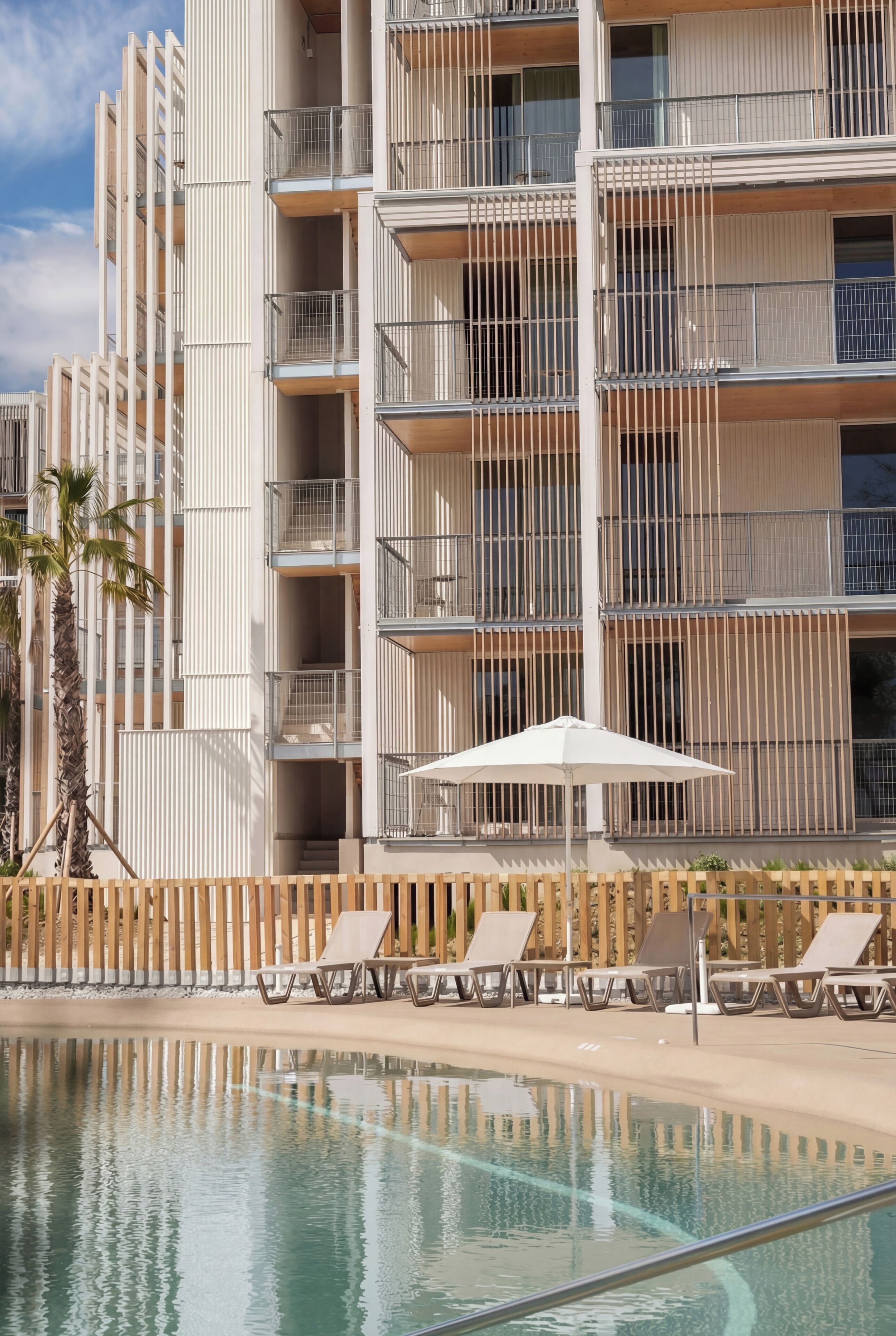 Een seizoensgebonden buitenzwembad