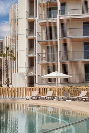 Una piscina al aire libre de temporada