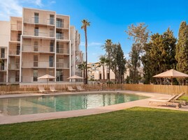 Una piscina al aire libre de temporada