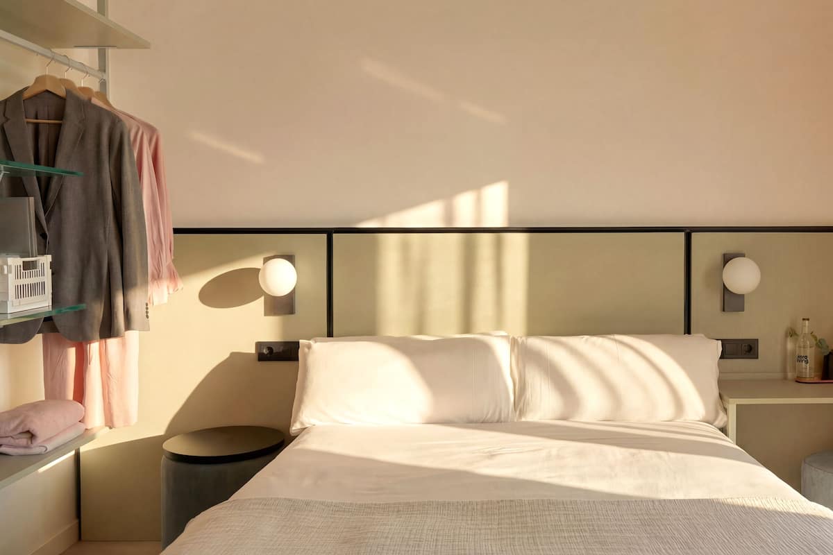 Escrivaninha, espaço de trabalho para notebook, cortinas blackout