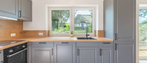 Wasserkocher mit Kaffee-/Teezubehör, Kühlschrank, Mikrowelle, Ofen
