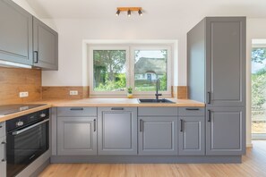 Fridge, microwave, oven, stovetop - Vacation home "Huus Schopp" in Kating for up to 4 people (Kating)