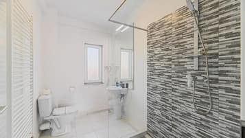 Regadera, amenidades de baño gratuitas, secadora de cabello, toallas