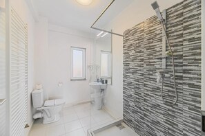 Doccia, set di cortesia gratuito, asciugacapelli, asciugamani