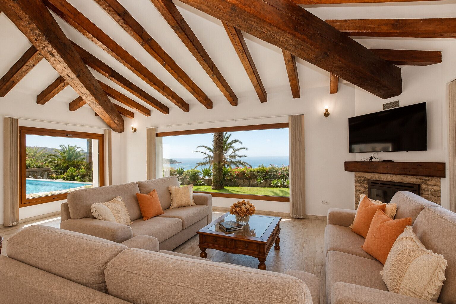 Una televisión, una chimenea