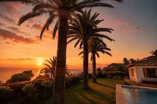 Charming rustic villa with sea views in Playa del Faro Camarinal