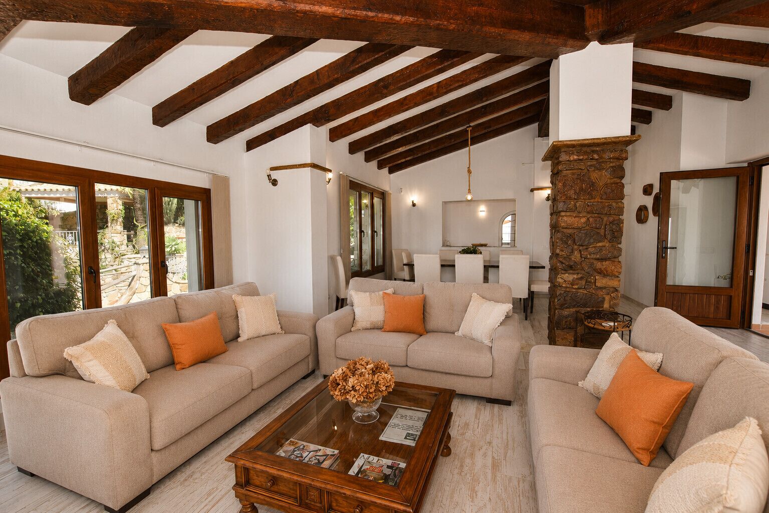 Una televisión, una chimenea