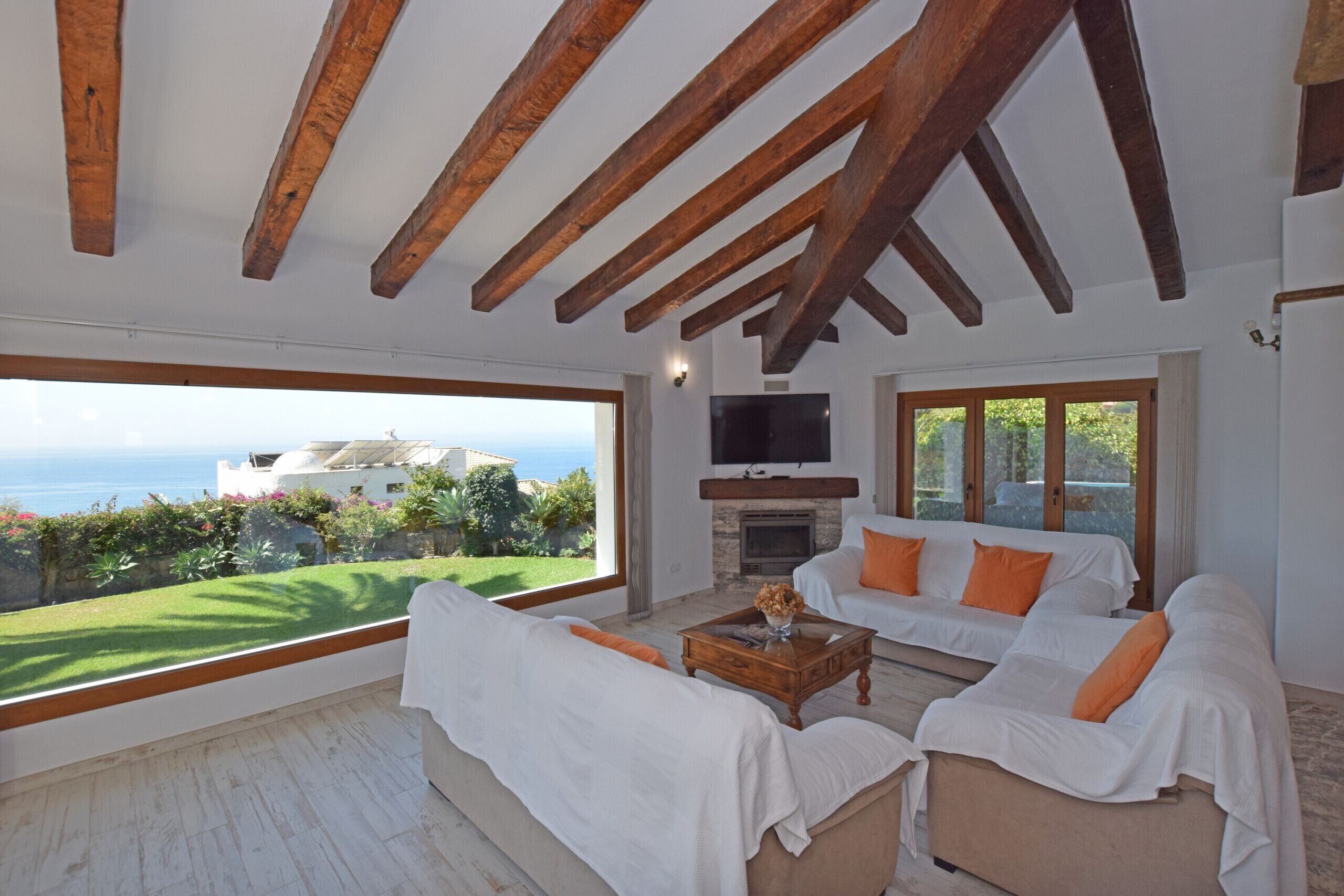 Een televisie en een open haard