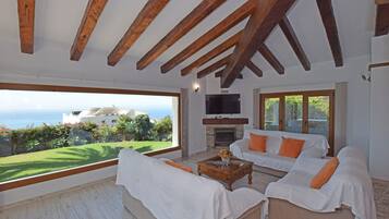 Een televisie en een open haard