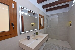 Shower, hair dryer, bidet, towels - Charming rustic villa with sea views in Playa del Faro Camarinal (Tarifa)