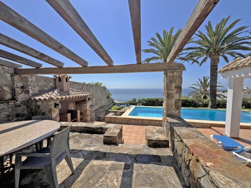 Charming rustic villa with sea views in Playa del Faro Camarinal