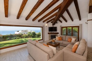 TV, fireplace - Charming rustic villa with sea views in Playa del Faro Camarinal (Tarifa)