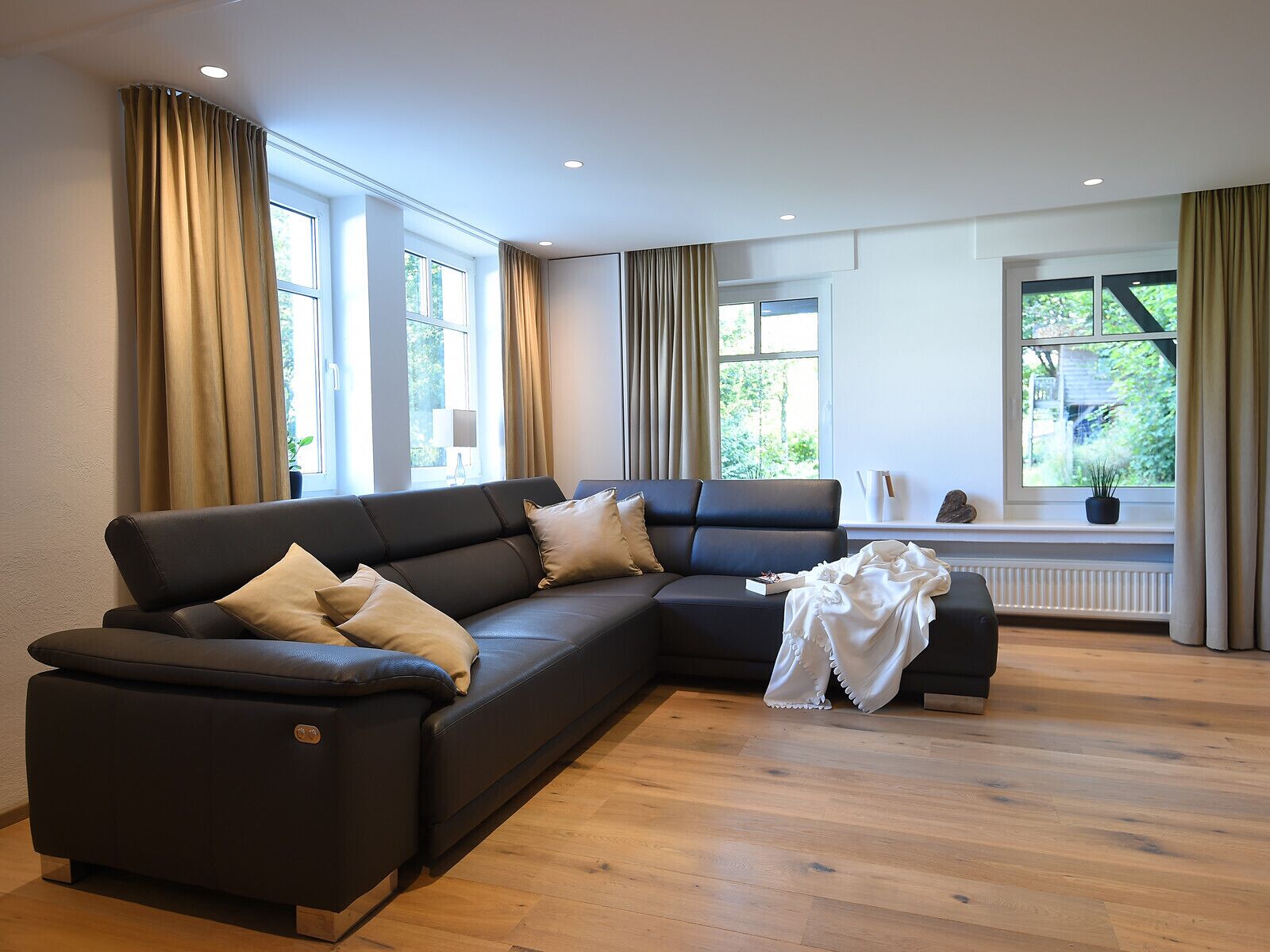 Una televisión, una mesa de tenis de mesa, un reproductor estéreo