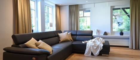 Fernseher, Tischtennisplatte, Stereoanlage