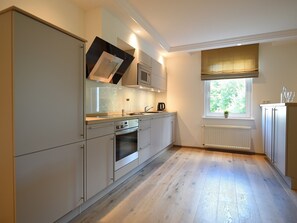 Fridge, microwave, oven, stovetop - Holiday Apartment 'Am Lennepark' (Schmallenberg)