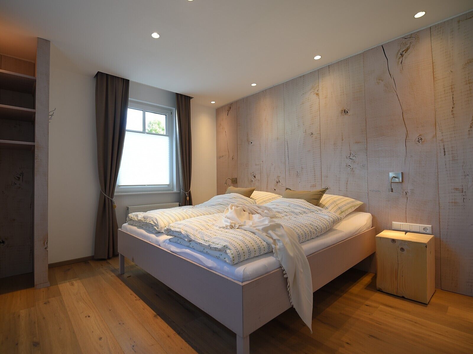 Een strijkplank/strijkijzer, wifi, beddengoed