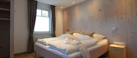 Silitysrauta/-lauta, Wi-Fi, vuodevaatteet