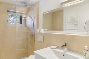 Dusche, Haartrockner, Handtücher