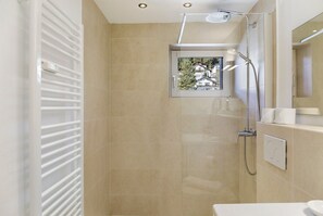 Douche, sèche-cheveux, serviettes fournies