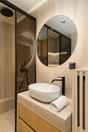 Shower, hair dryer, towels - Ivory by halu! - Elegant 2BD apt with sea view (Thessaloniki)