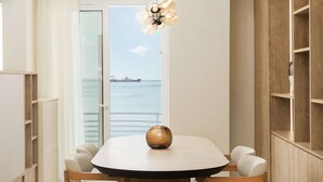 Un'area pranzo moderna con un tavolo rotondo, sei sedie e una ciotola decorativa al centro.