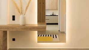 Una cucina moderna con mobili in legno e un'isola centrale.