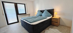 3 bedrooms, internet, bed sheets