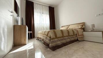 Iron/ironing board, WiFi, bed sheets