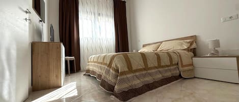 Tabla de planchar con plancha, wifi y ropa de cama