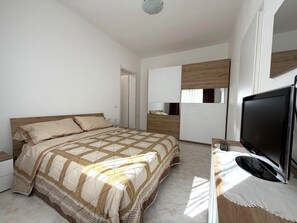 Een strijkplank/strijkijzer, wifi, beddengoed