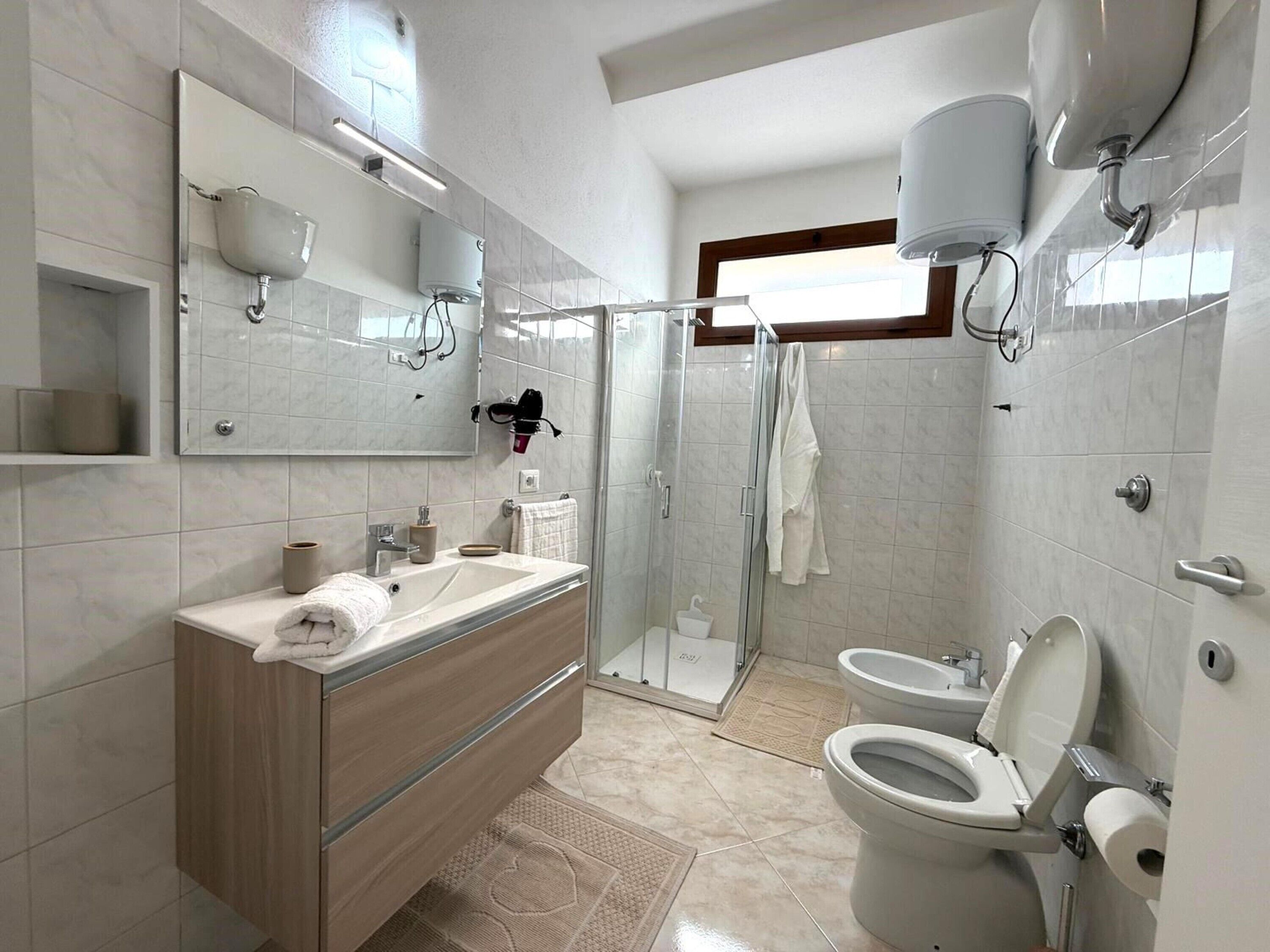 Suihku, hiustenkuivaaja, pyyhkeet