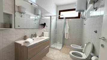 Suihku, hiustenkuivaaja, pyyhkeet