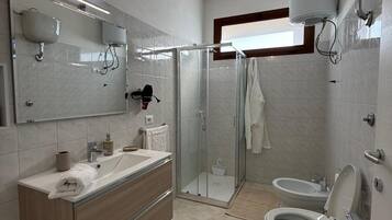 Dusche, Haartrockner, Handtücher