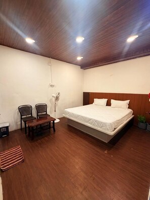 Egyptian cotton sheets, premium bedding, memory-foam beds, free WiFi - AETHERIA ESTATE RETREAT (Chikkamagaluru)