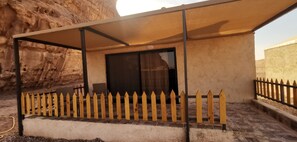 Chambre avec lits jumeaux, vue sur le désert | Enceinte de l’hébergement