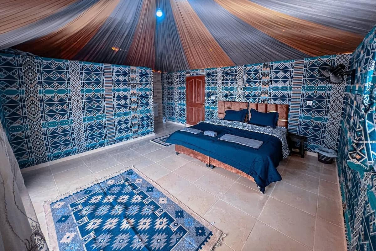 Chambre avec lits jumeaux, vue sur le désert