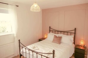 2 bedrooms, iron/ironing board, WiFi, bed sheets - Home In Longwell Green  Inbetween Bristol and Bath (Longwell Green)