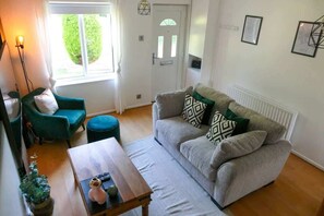 TV - Home In Longwell Green  Inbetween Bristol and Bath (Longwell Green)