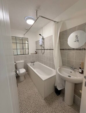 Shower, hair dryer - Home In Longwell Green  Inbetween Bristol and Bath (Longwell Green)